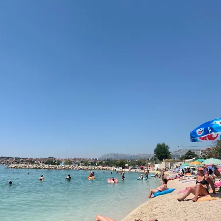 Guto Daire Podstrana