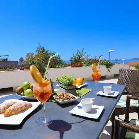 Guto Apartman Podstrana