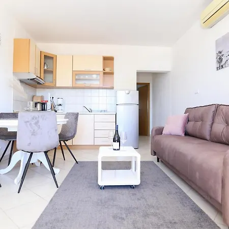 Guto Apartman Podstrana