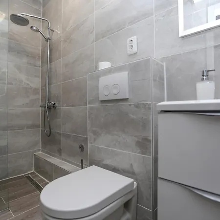 Guto Apartman Podstrana